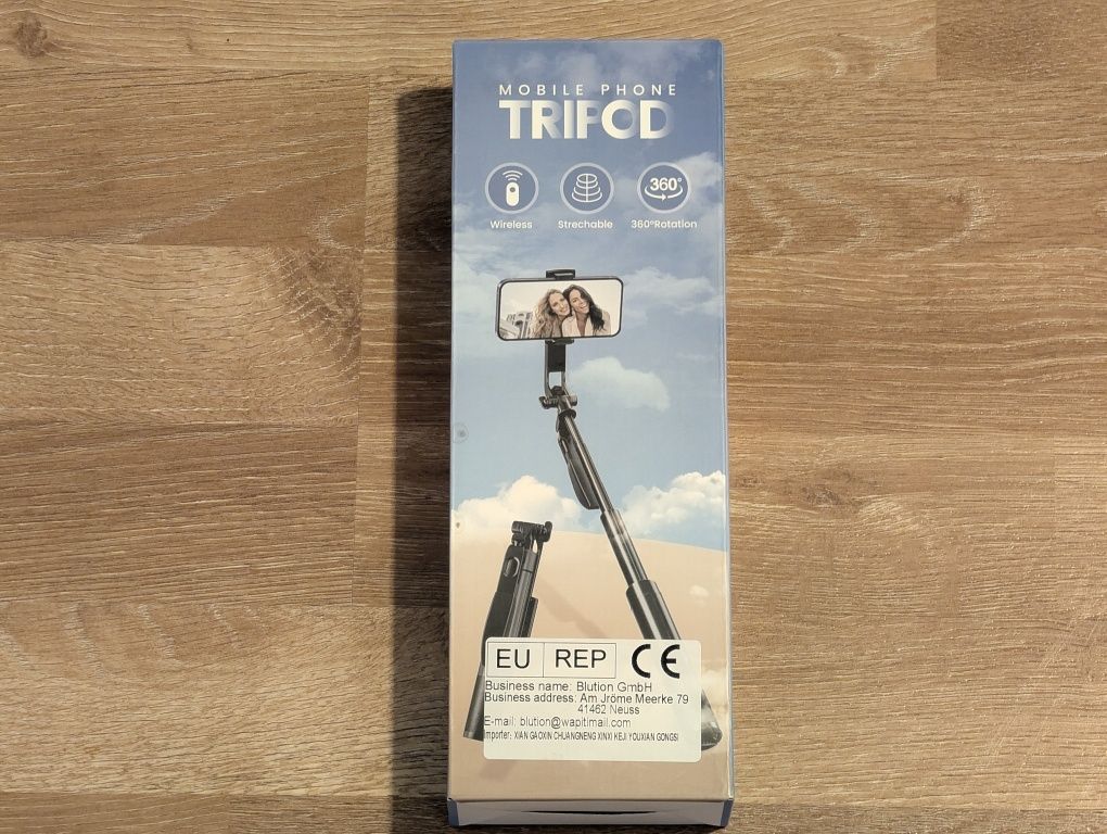 Tripod do telefonu. Selfie stick stojący z lampą. Marchpower