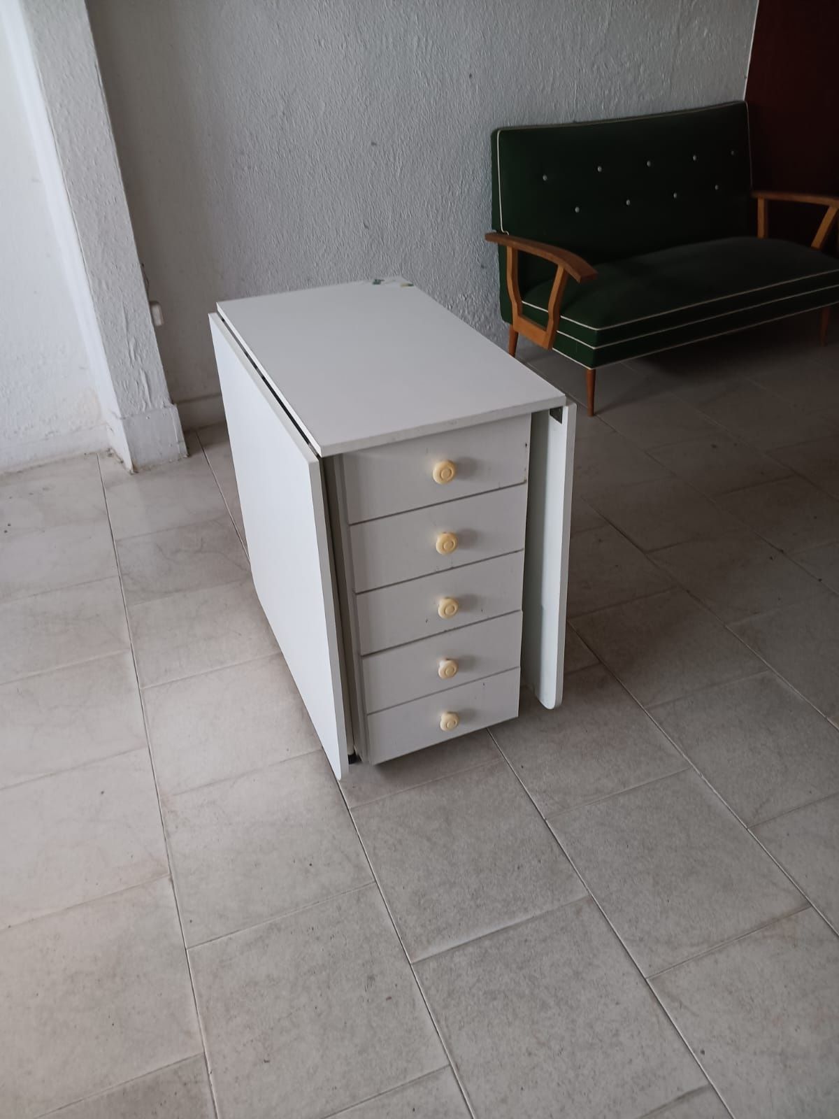 Mesa com gavetas