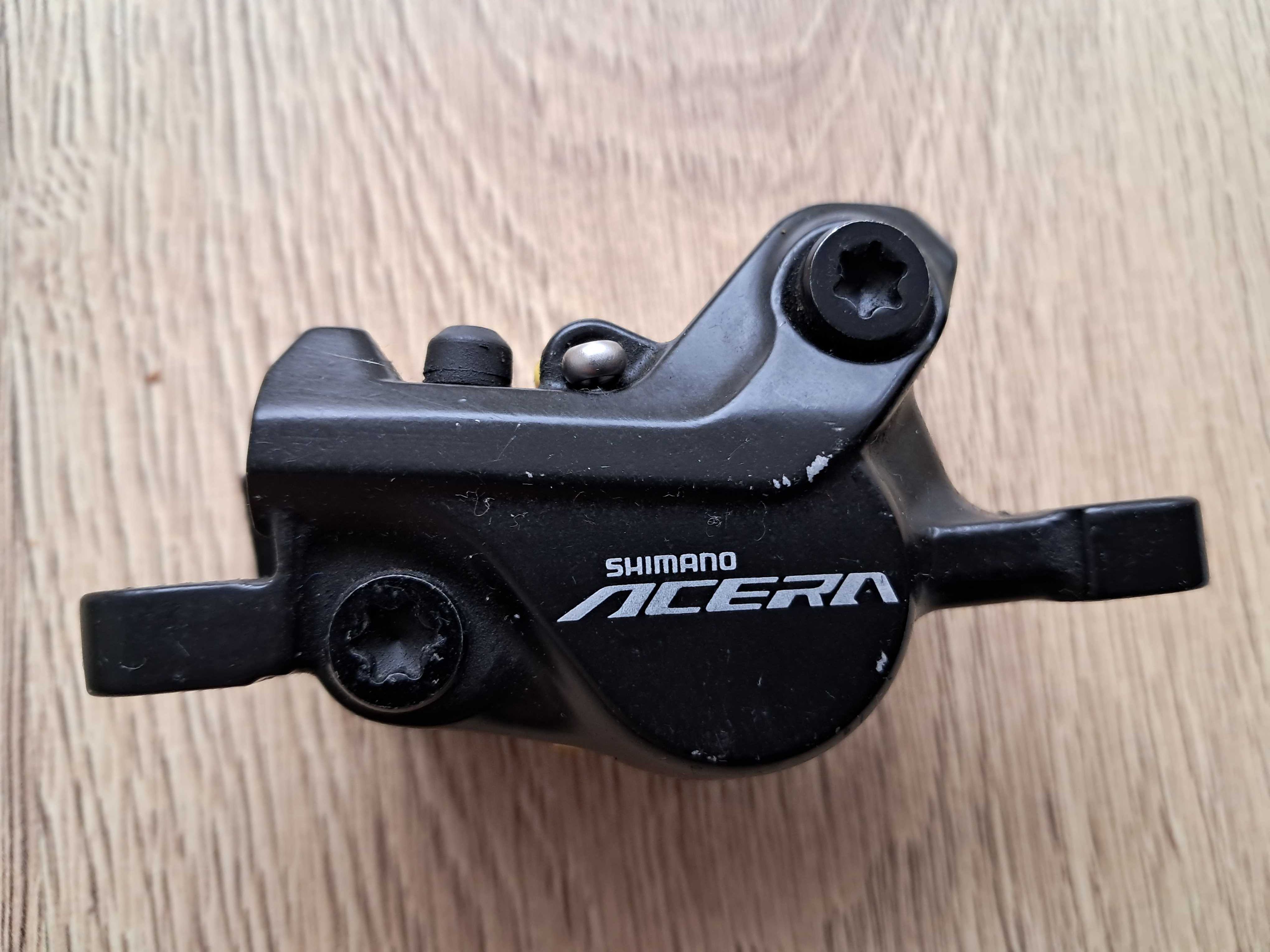 Zacisk hamulca tarczowego SHIMANO Acera BR-M3050 z okładzinami