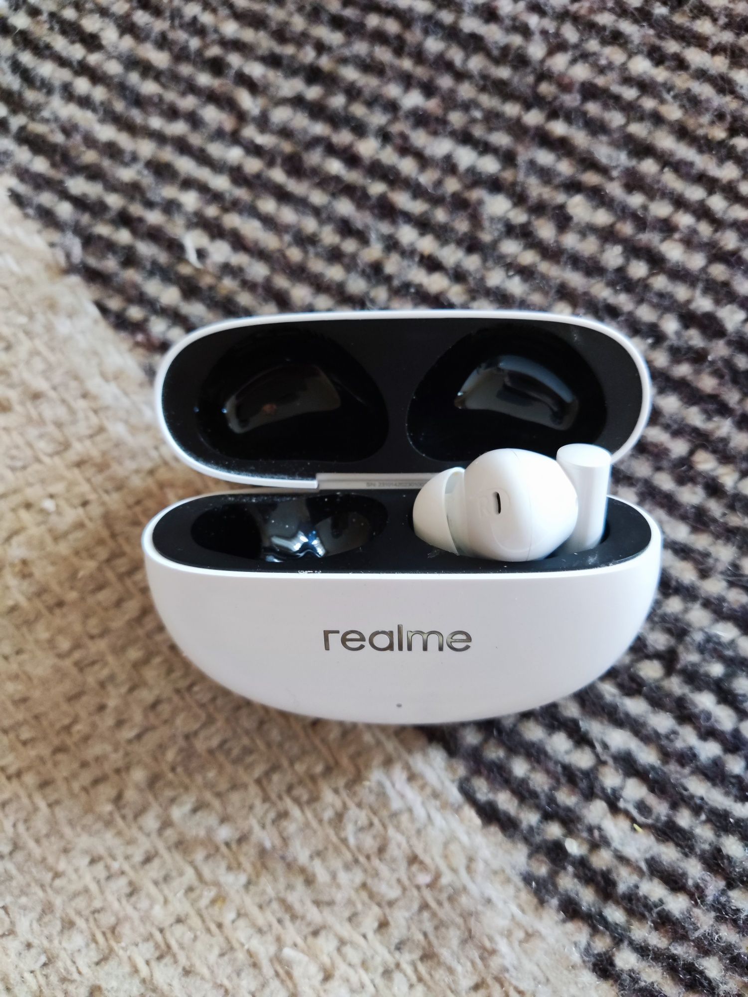 Realme buds air 5, с одним наушником