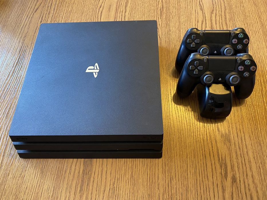 Konsola PlayStation PS 4 PRO 1 TB z 2 padami