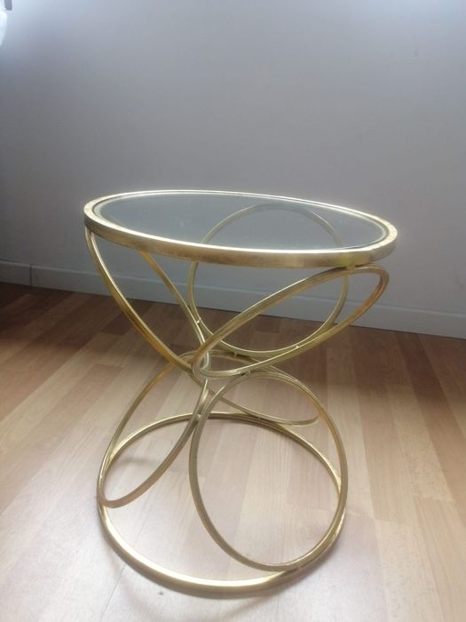 Conjunto de mesas de apoio douradas