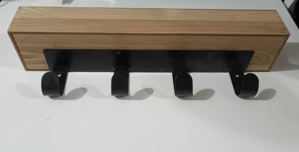 Prateleira de entrada com ganchos