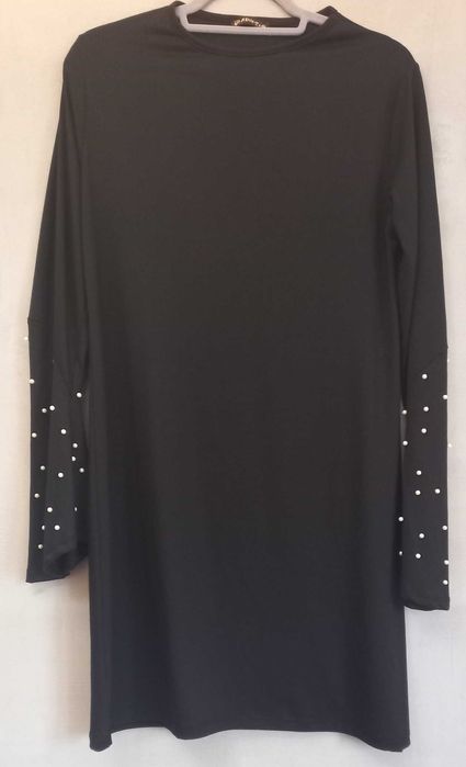 Czarna sukienka na imprezę, z perełkami