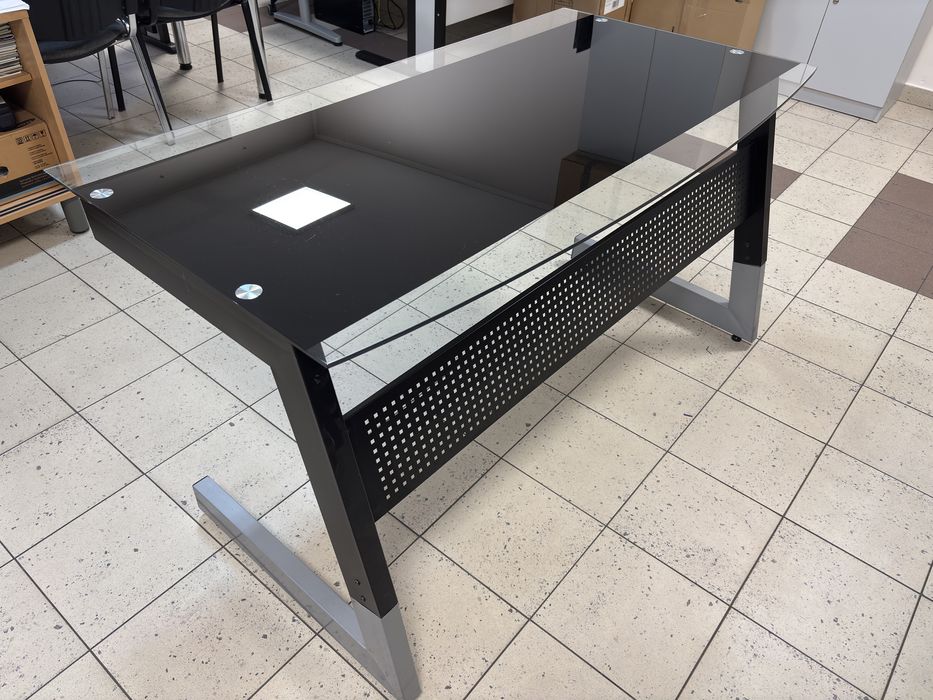 Biurko z szklanym blatem