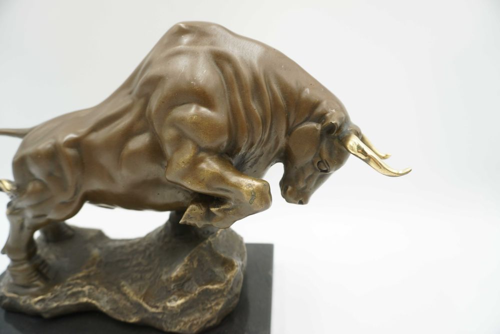 FIGURA z brązu byk siła giełda hossa złote rogi