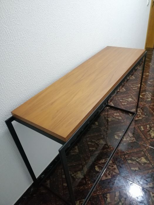 Consola em ferro pintado preto texturado