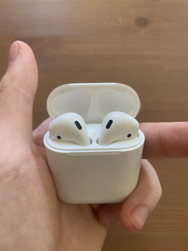 Słuchawki AirPods 1 gen. oryginalne, trzeba wymienić baterie.