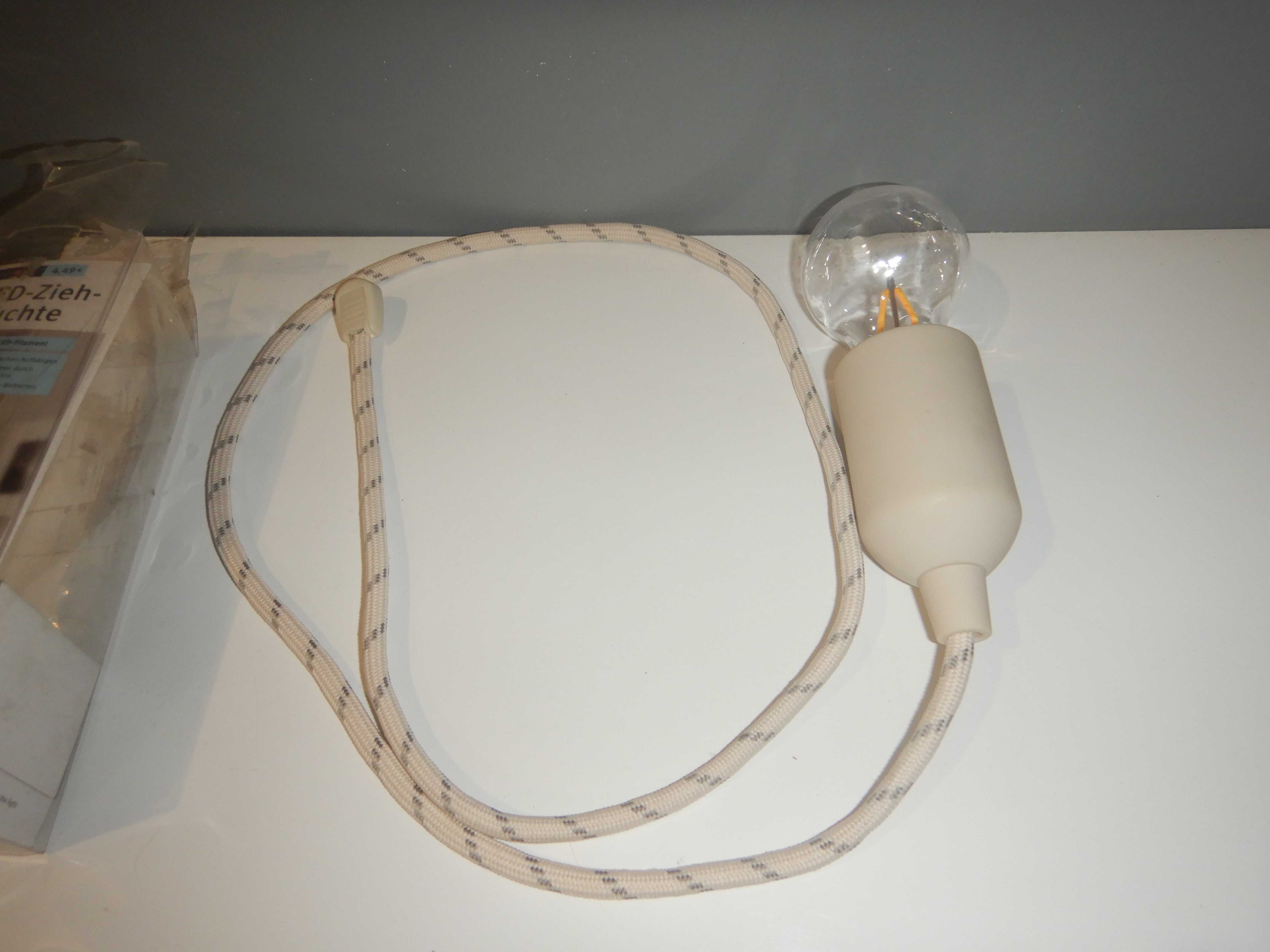 lampka led wisząca na sznurku żarnikiem na baterie