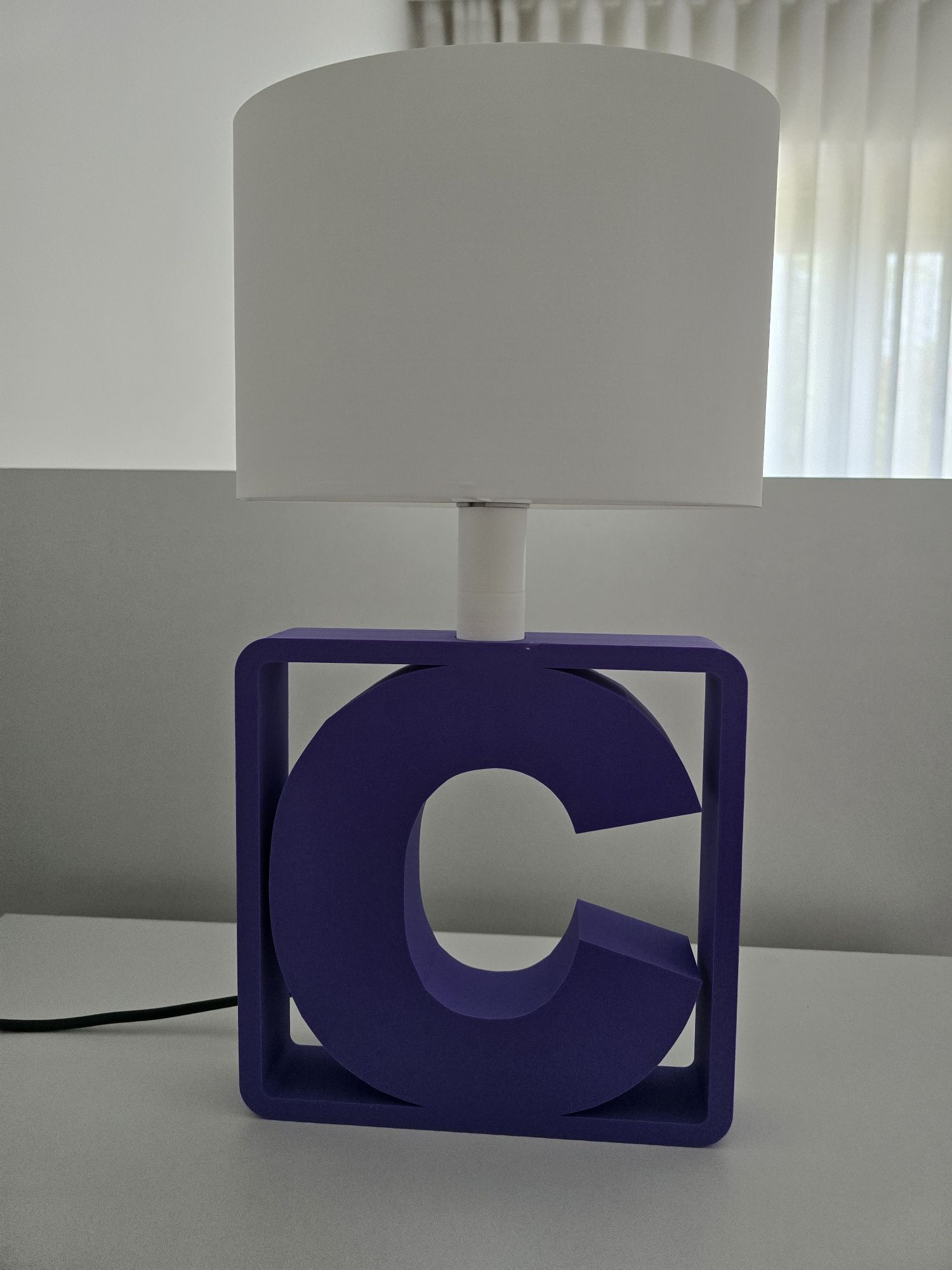 Candeeiro de mesa com inicial
