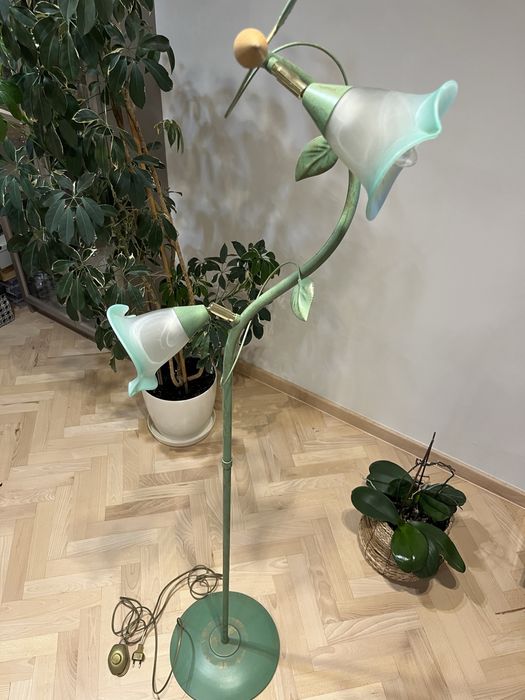 Zielona lampa stojąca kwiatek roslina z lisciami