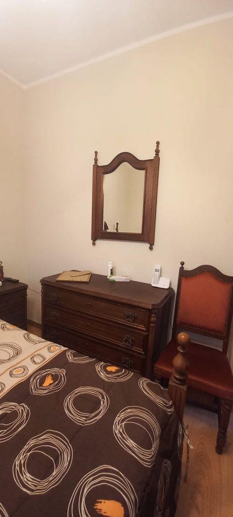 Mobilia de quarto completa em hotimo  estado usada de cor castanho esc