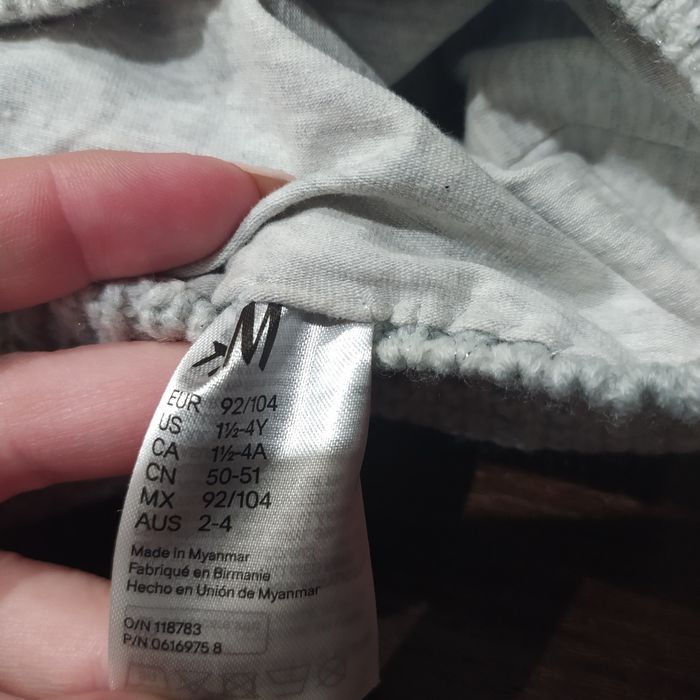 63-> czapka szara na podszewce srebrna nić 92/104 1/2-4Y H&M