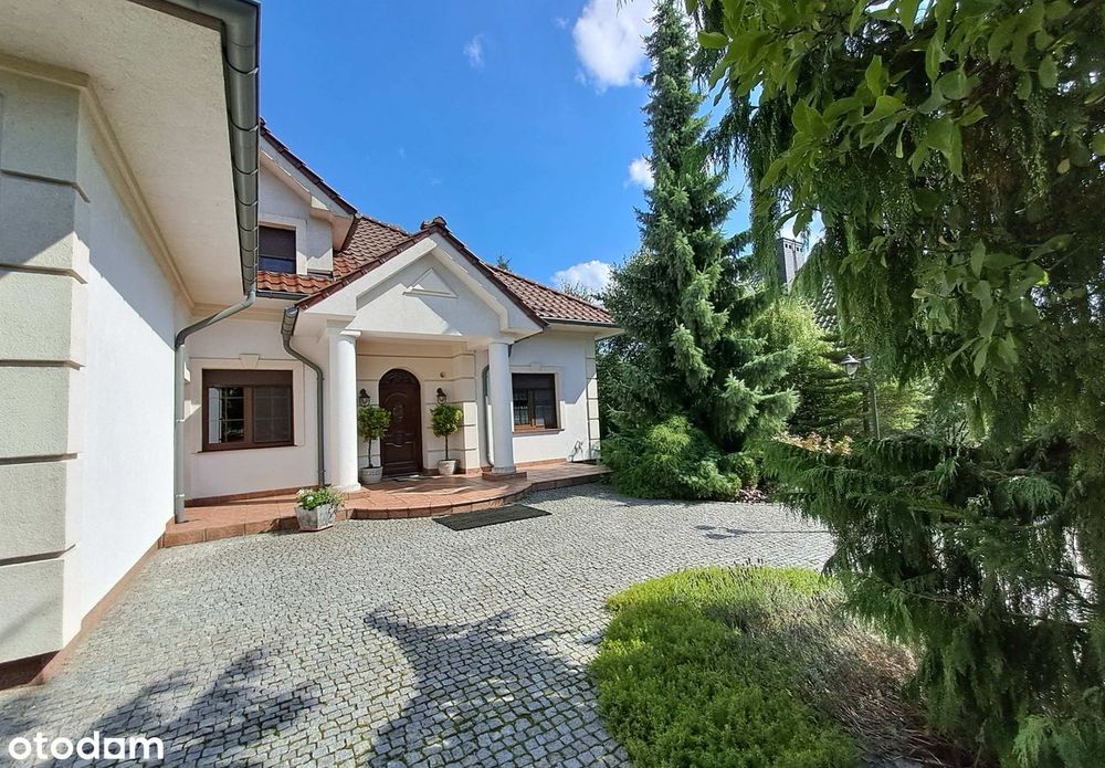 Urokliwy Dom W Stylu Dworkowym