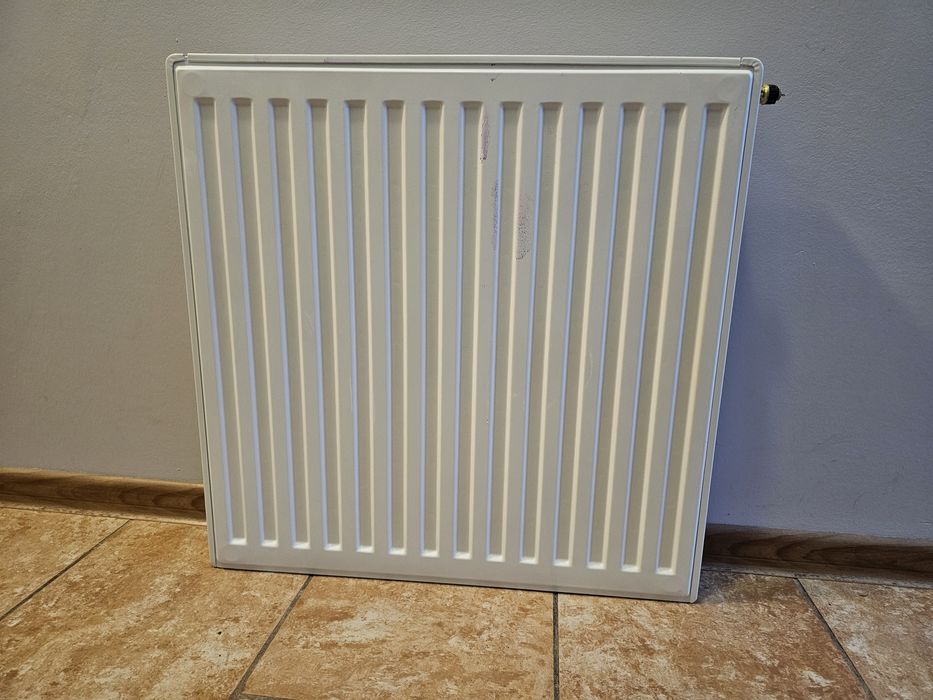 Grzejnik z zaczepami 60 cm. x60 cm. x10 cm. Dolny montaż