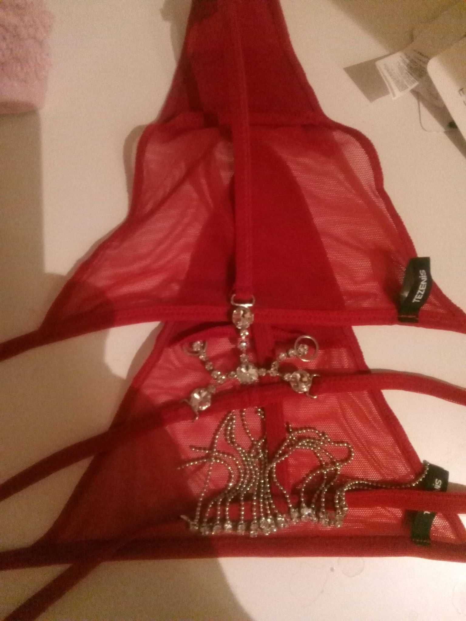 czerwone stringi z łańcuszkami