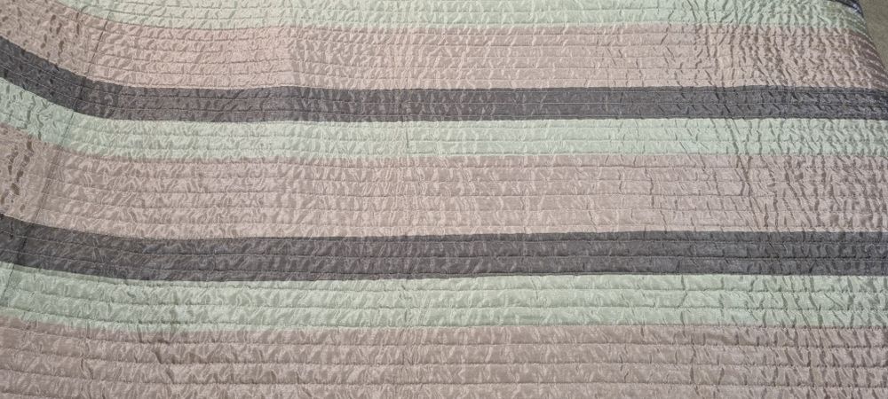 Lekka narzuta 200x220cm zielonkawo beżowo brązowa  w pasy na łóżko