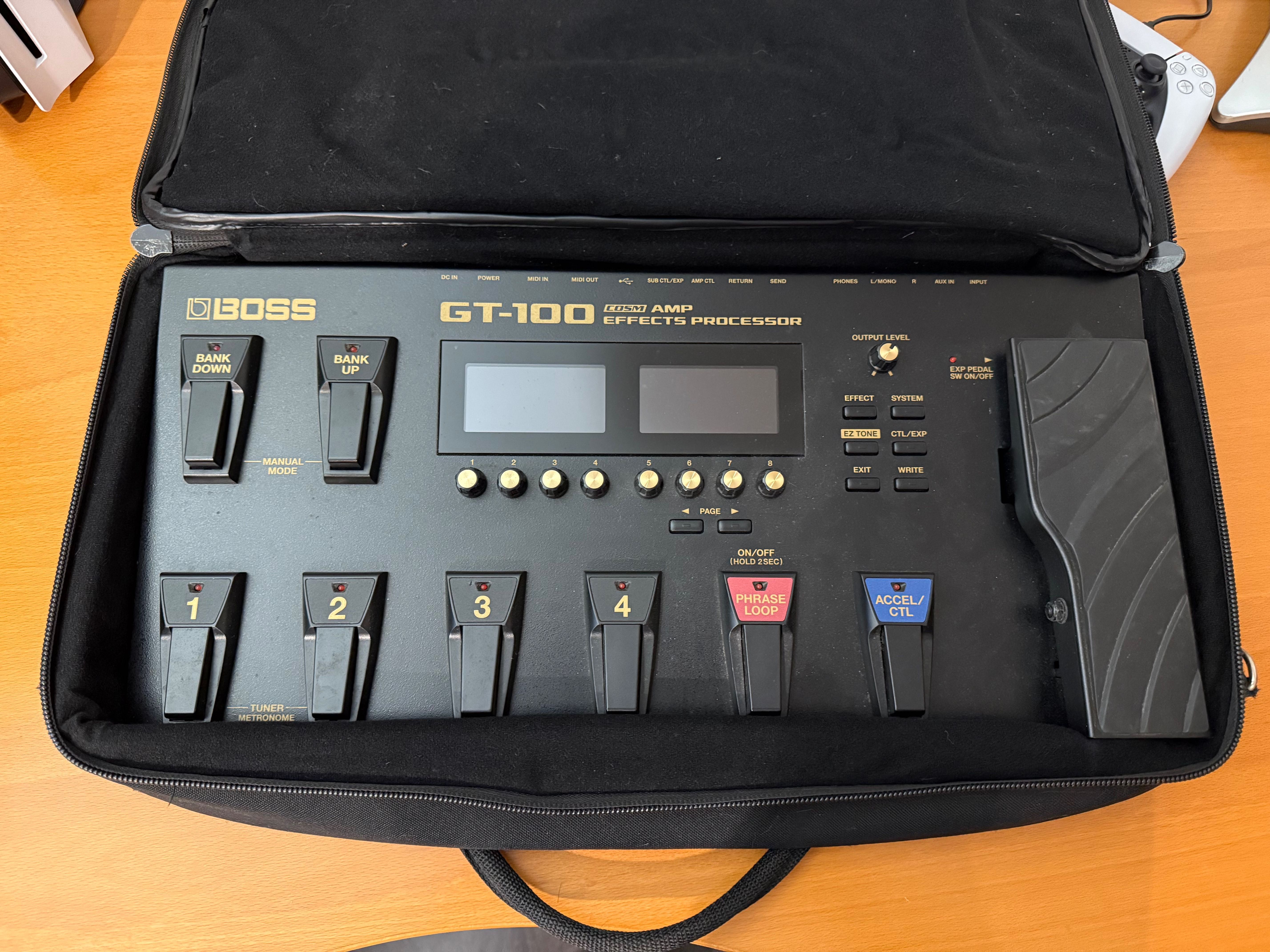 Pedaleira Boss GT-100 com saco Gator Quase nova