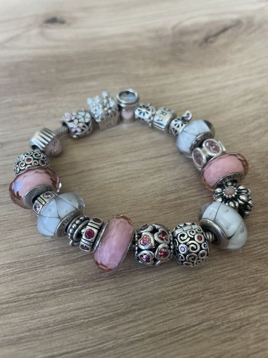 Bransoletka Pandora z 18 charms