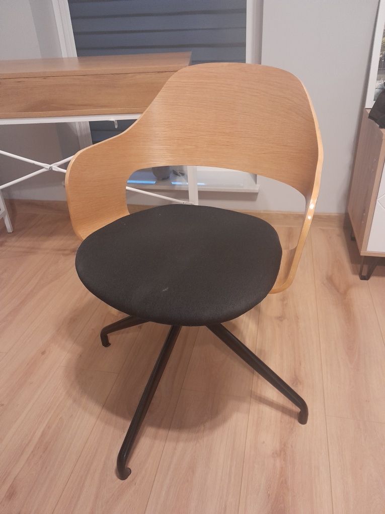 Biurko i krzeslo jysk TRAPPEDAL