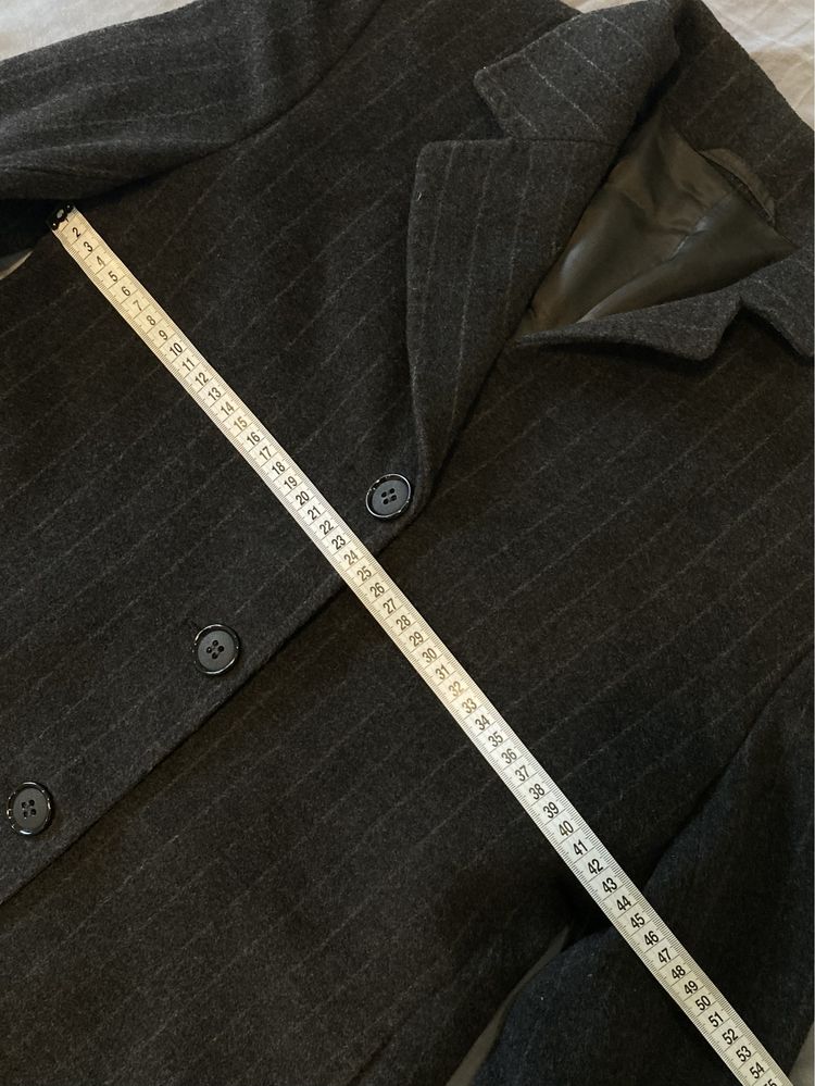 Продам класичне темно-сіре жіноче пальто в полоску