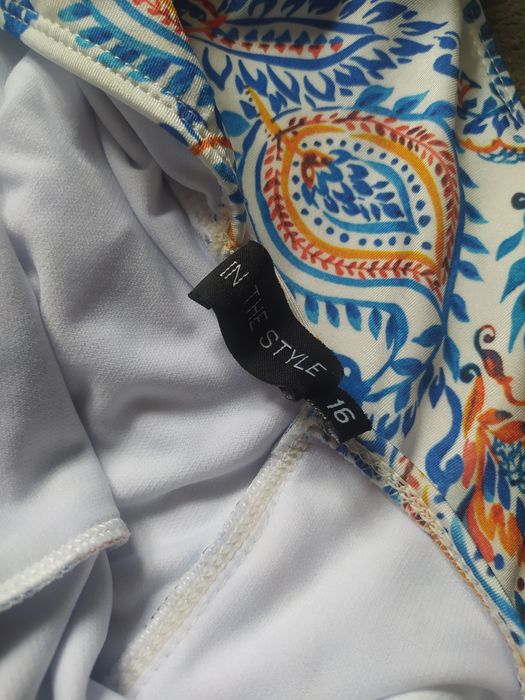 Strój kąpielowy jednoczęściowy z ozdobnym wycięciem na brzuchu