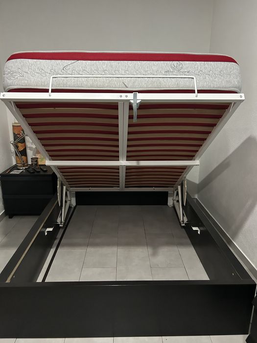 Cama + Mesa de cabeceira