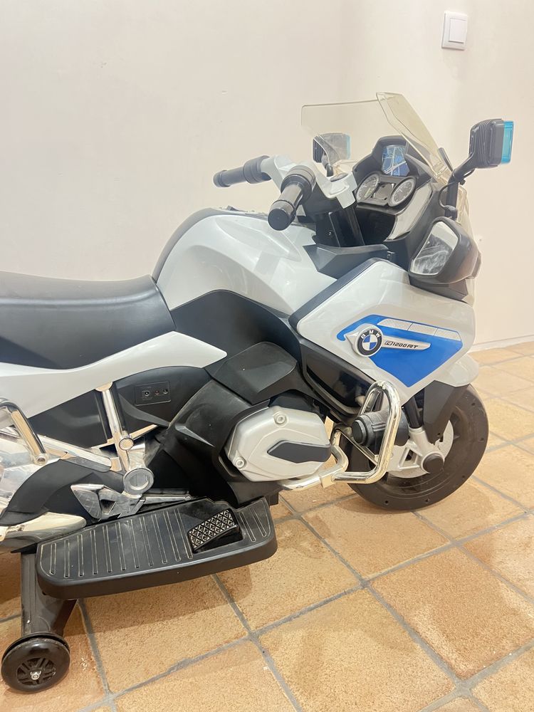 Mota bmw policia criança