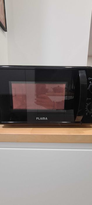 Microondas FLAMA 1 ano de uso 50€
