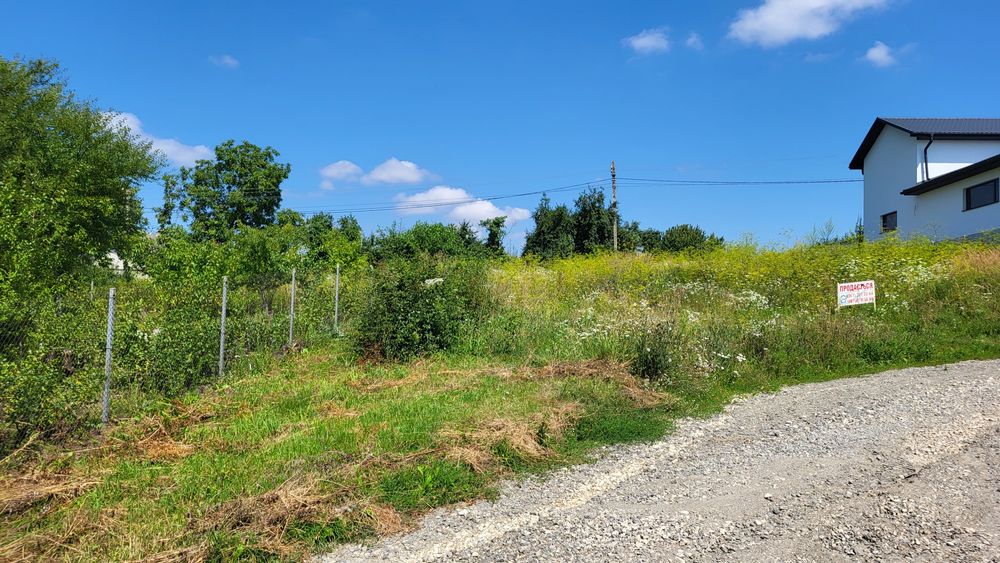 Продається ділянка на 2 заїзди