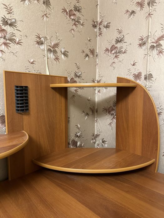 Кутовий компʼютерний стіл