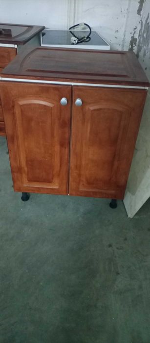 Um pequeno armário com quatro compartimentos, parecendo novo