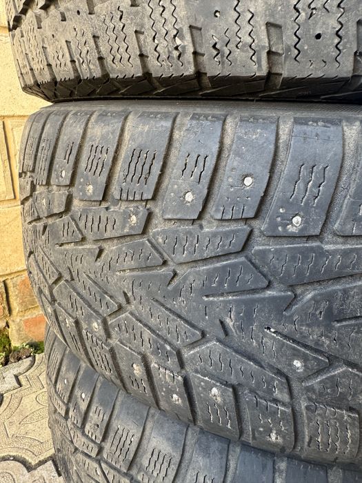 Продам зимнюю резину шипы 215-65 R16 Nokian Gislaved