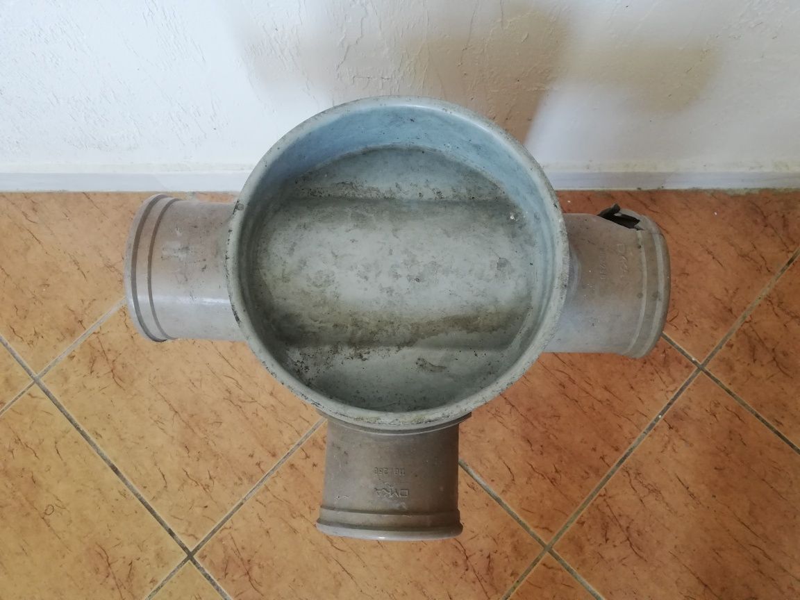 Trójnik kanalizacyjny 25cm boki 11cm uszkodzony jedno połaczenieki 11