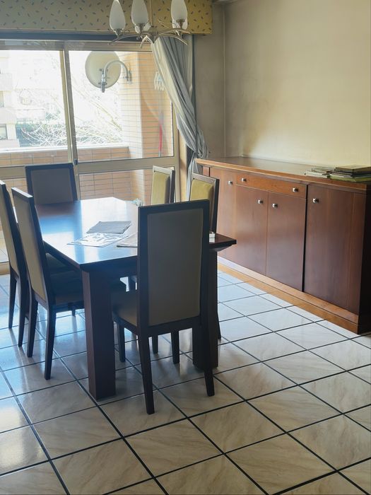 Vendo mesa de jantar com 6 cadeiras e aparador