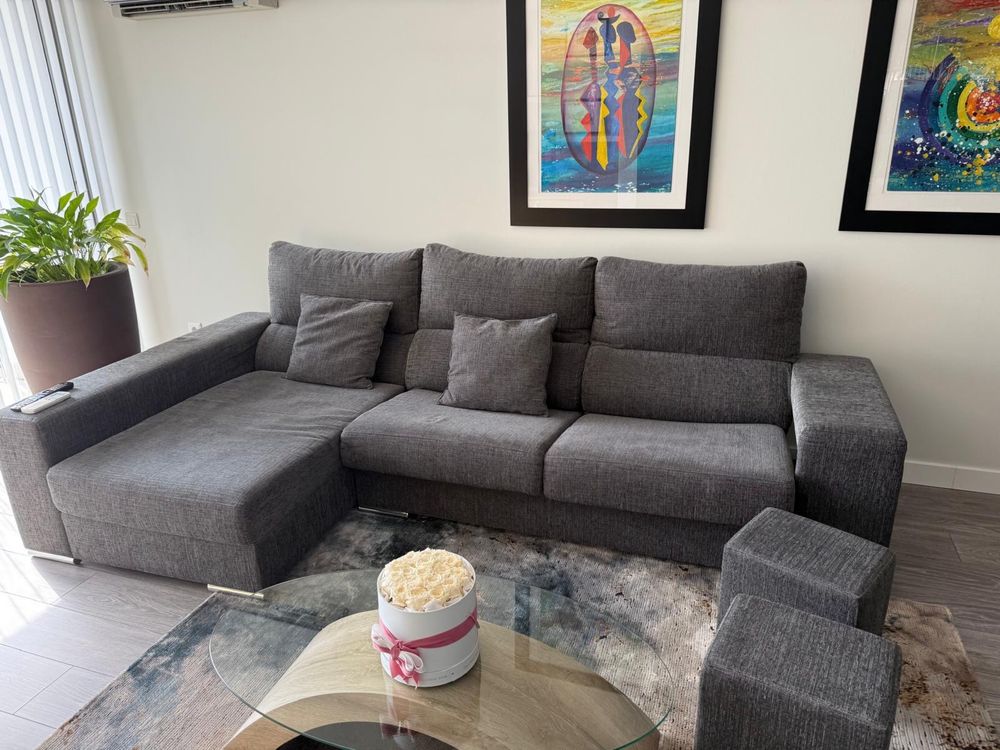 Sofa 3 lugares com chaise long e 2 puffs