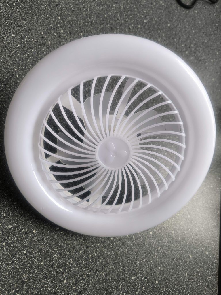 Lampa z wentylatorem E27 30w pilot
