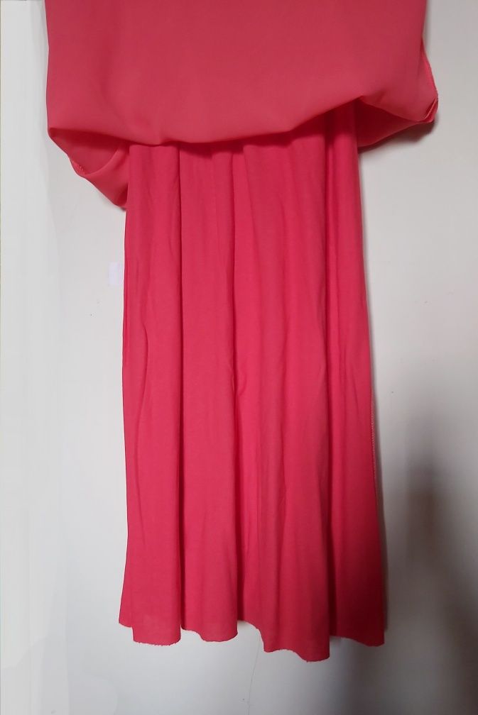 Vestido comprido coral, com adorno em missangas