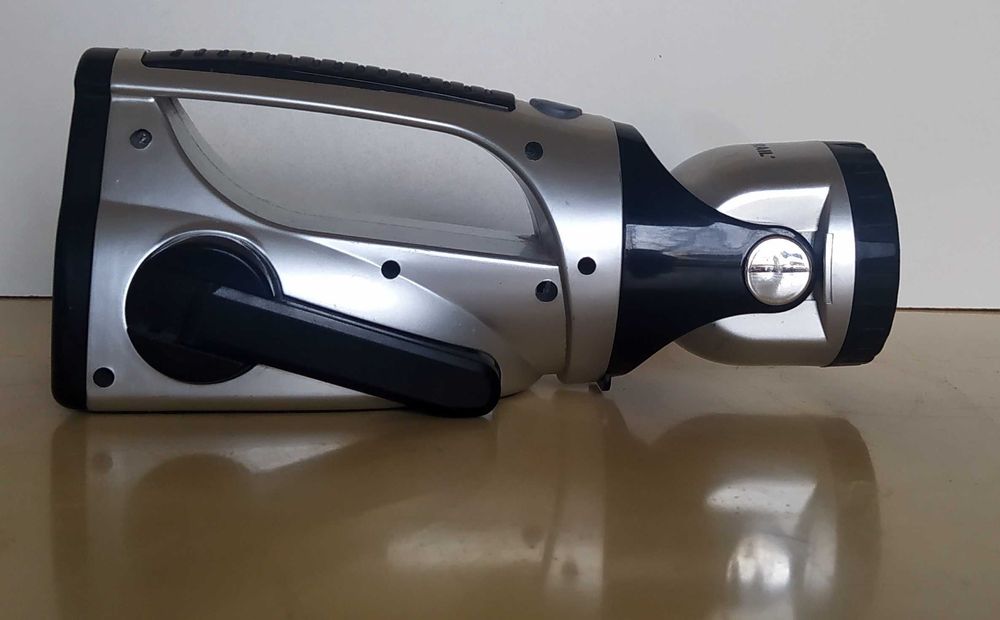 Ліхтарик з динамо машиною