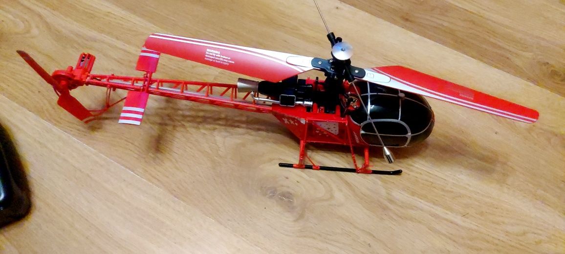 Model rc helikopter Amewi Lama, uszkodzony.