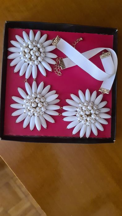 Sliczny naszyjnik z motywem szarotki.