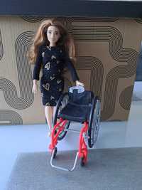 Lalka Barbie na wózku inwalidzkim