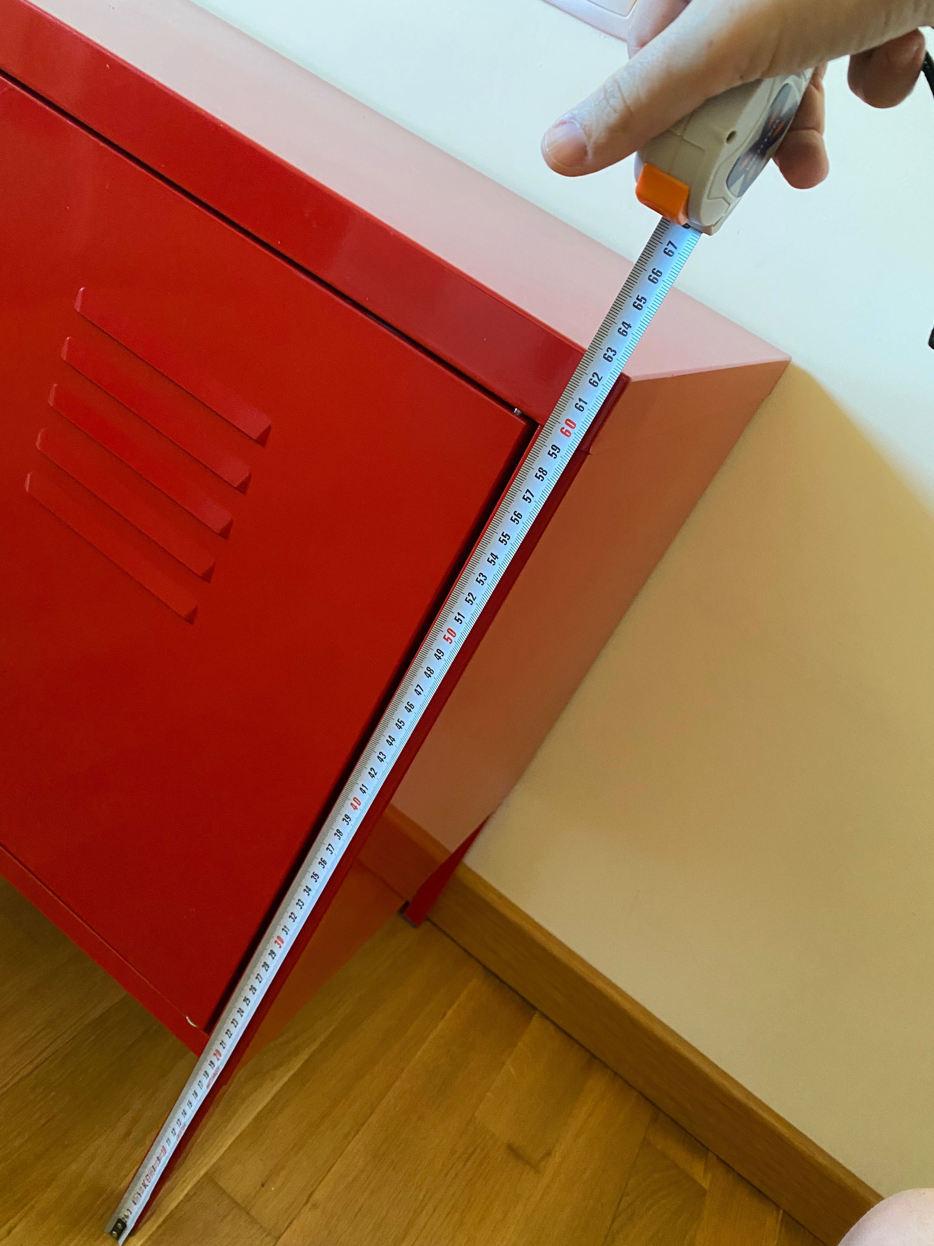 Armário IKEA de metal, cor vermelha.