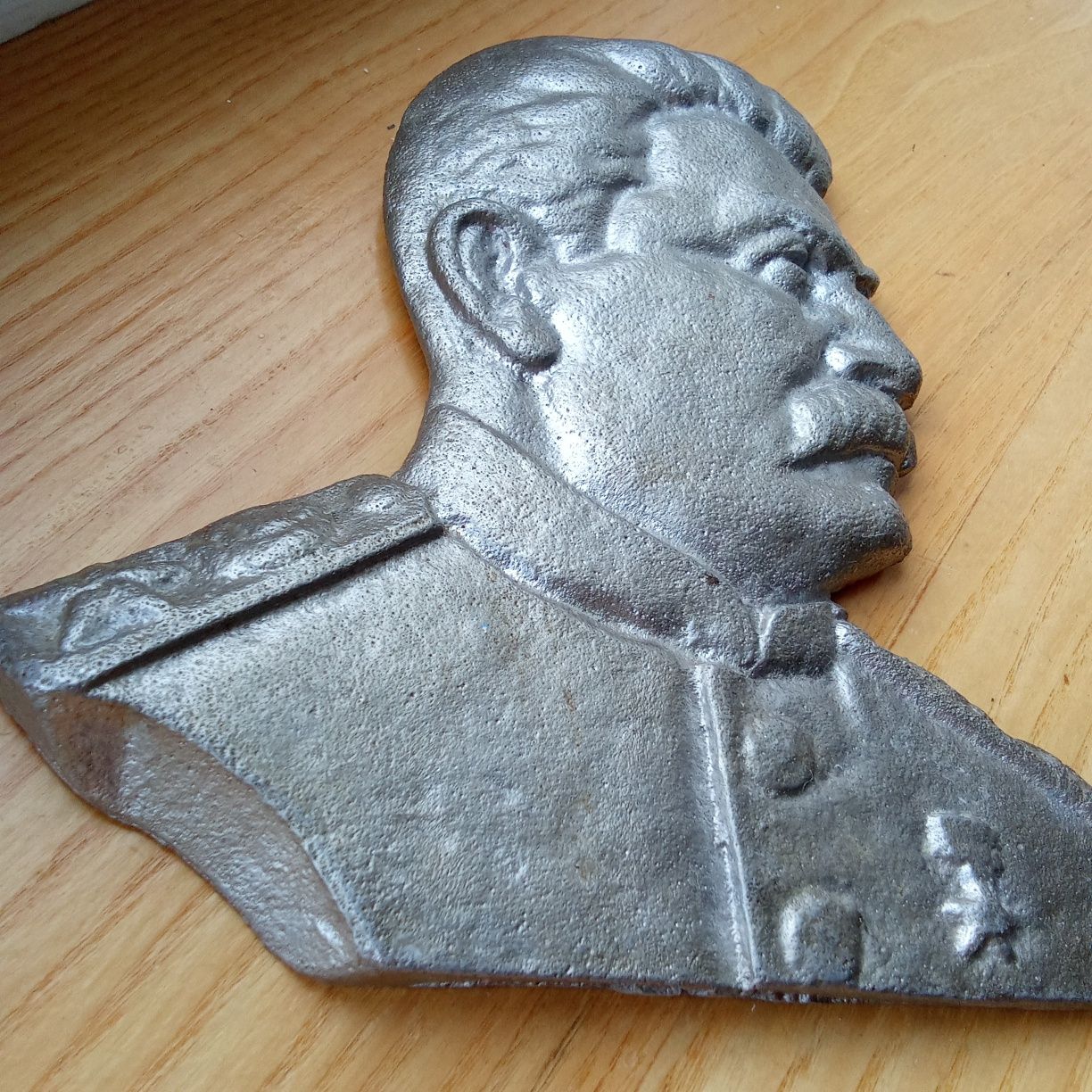 płaskorzeźba przedstawiająca radzieckiego metalowego dyktatora Stalina