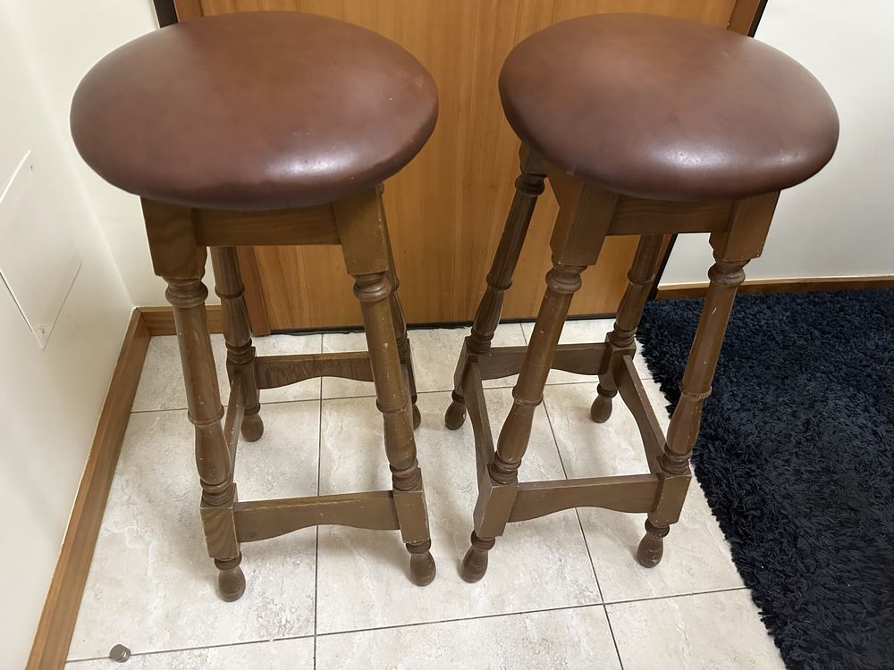Dois bancos altos com 0,80 cm altura