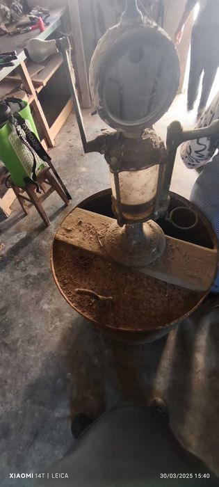 Bomba antiga manual de petróleo da marca Ralha