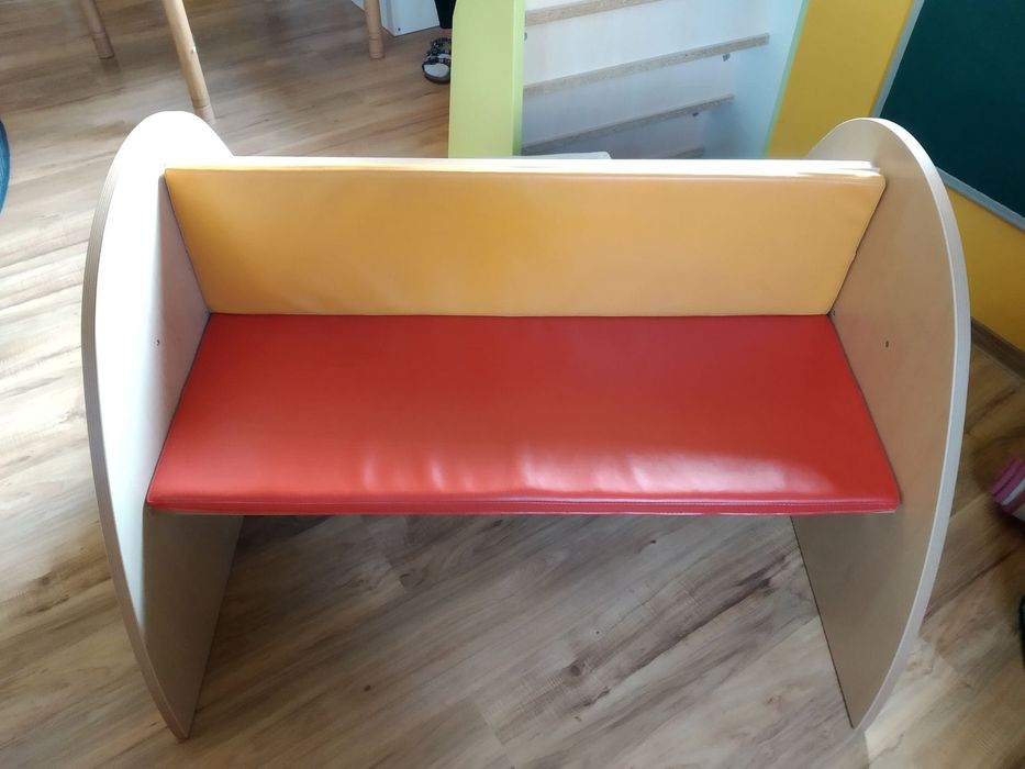biblioteczka z wygodnym siedziskiem (producent Moje Bambino)