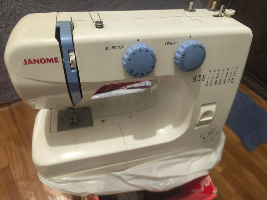 Швейна машинка Janome Model Top 12