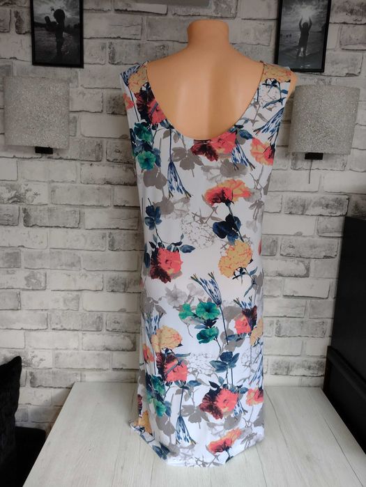 sukienka  lato letnia biała w kwiaty L kwiatki  bez rękawów elastyczna