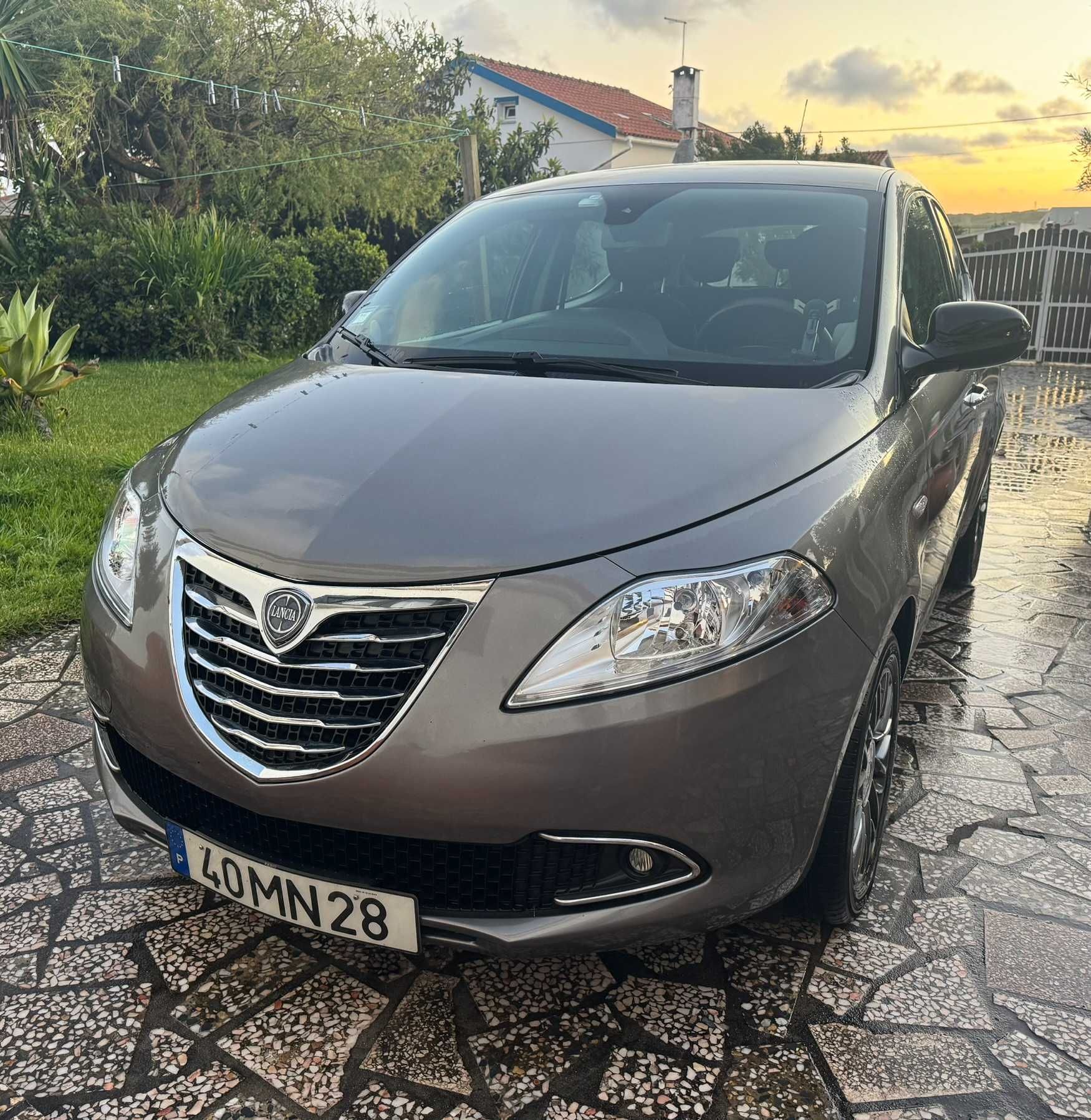 Carro económico - Gasóleo - 5 Lugares - Como Novo